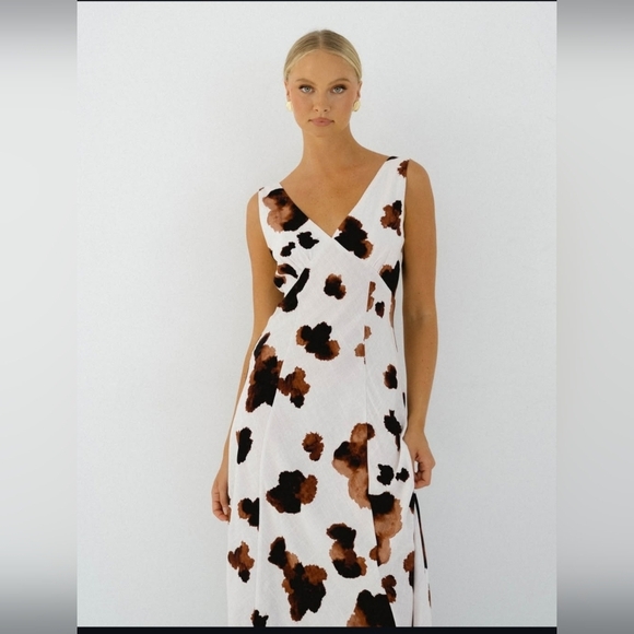 PEPER  HEART Dresses & Skirts - Elegant V-Neck Midi Dress in Brown and White